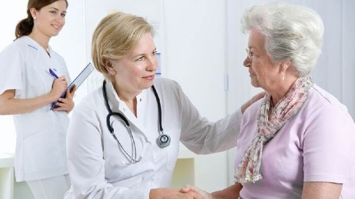 Le médecin donne au patient des recommandations pour le traitement de l'arthrose. 