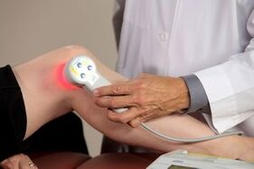 Procédure de thérapie au laser pour l'arthrose des articulations. 