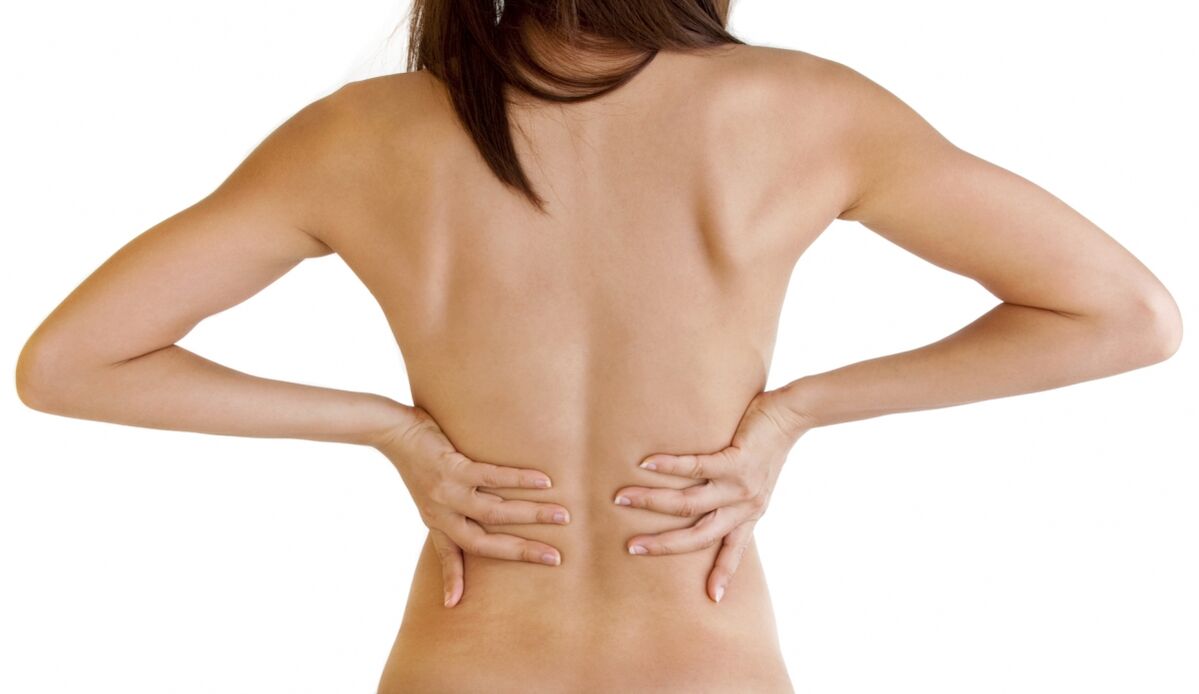 Au deuxième stade de l'ostéochondrose thoracique, des maux de dos apparaissent. 