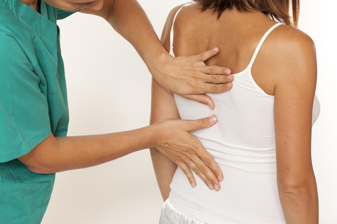 Le médecin examine le dos à la recherche de douleurs au niveau des omoplates.